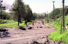 Expert survey roads damaged in eruption of Mt. Usu